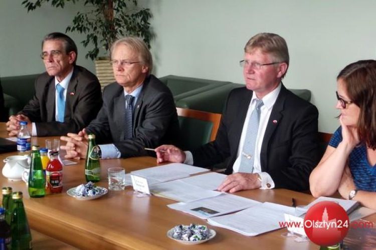 Na początku kontakty, później kontrakty