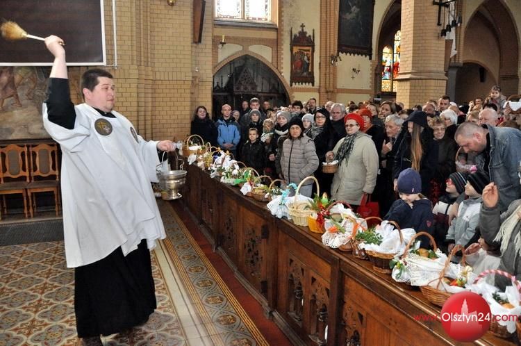 Wielka Sobota w Olsztynie - wierni święcą pokarmy