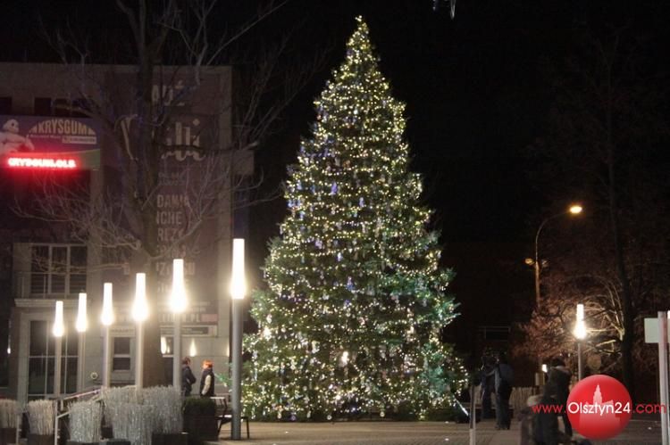 Miejska choinka ubrana i rozświetlona