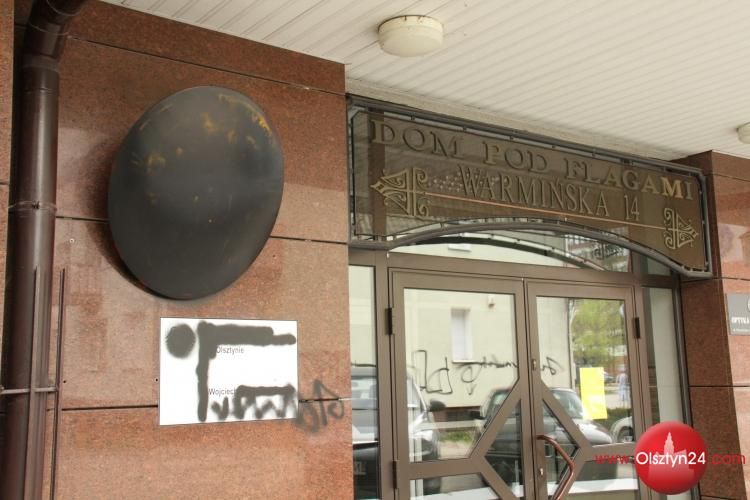 Symole RFN zbeszczeszczone w Olsztynie