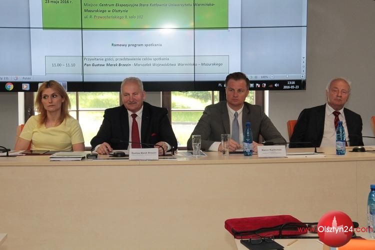 Marszałek województwa zorganizował spotkanie o planach i perspektywach rozwoju lotniska w Szymanach