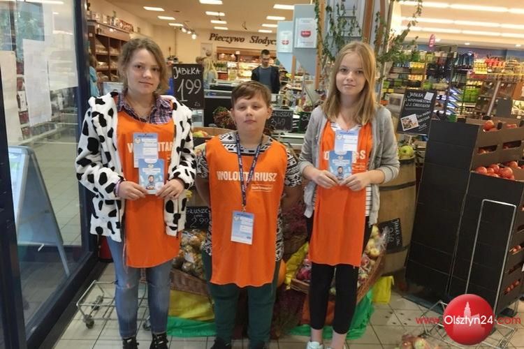 Wolontariusze z „Piątki” pomagają potrzebującym zbierając żywność