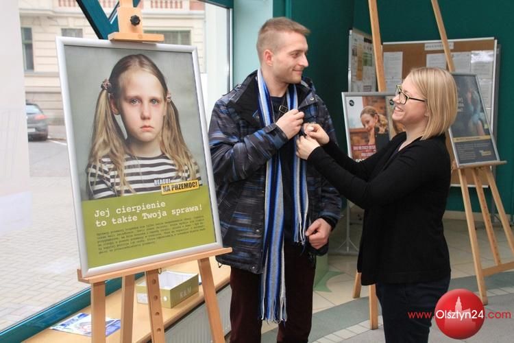 W olsztyńskim starostwie mężczyznom przypinano białe wstążki