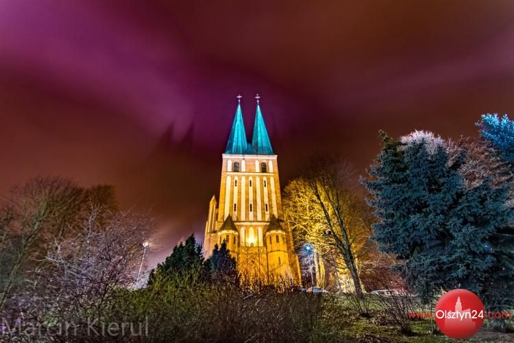 Dawny kościół garnizonowy z pełną iluminacją