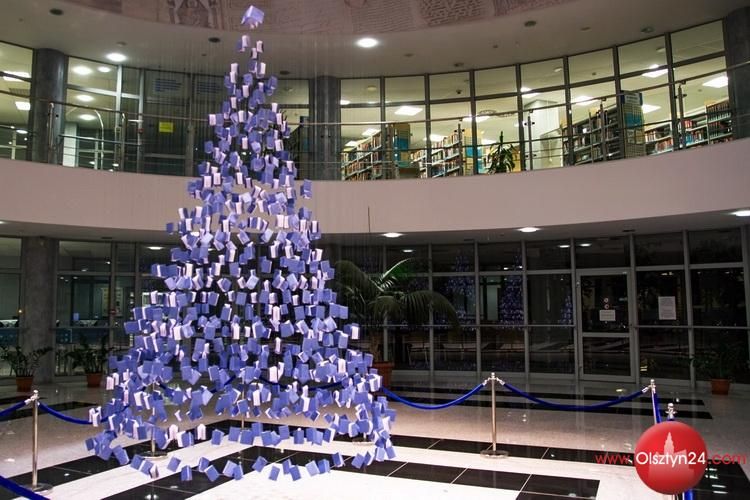 Niezwykła choinka origami w Bibliotece Uniwersyteckiej UWM w Olsztynie