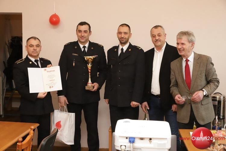 Puchary, dyplomy i upominki dla najlepszych organizatorów akcji krwiodawstwa 