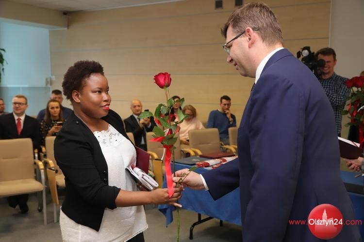 Wojewoda powitał 21 nowych członków polskiej społeczności