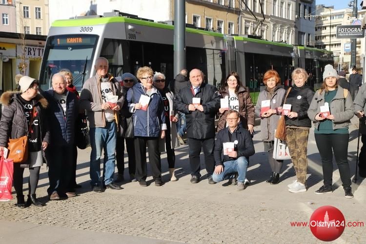 KOD czytał konstytucję w tramwaju