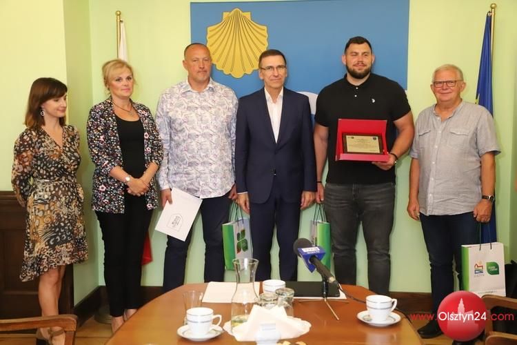 Prezydent Olsztyna podziękował Konradowi Bukowieckiemu za sukcesy na europejskich stadionach