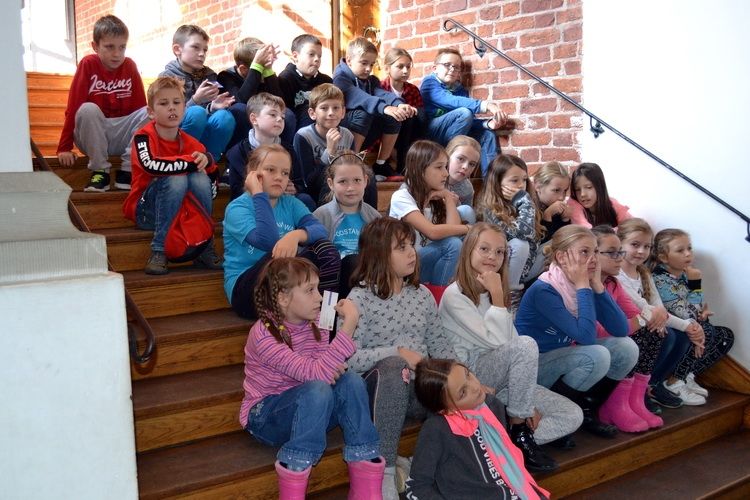 Spacer edukacyjny z Kopernikiem w tle