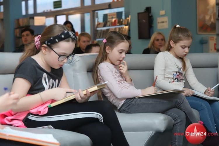 Dzieci pisały dyktando z języka polskiego