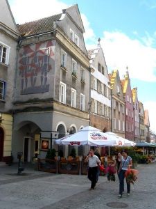 Dom z gotyckimi łukami