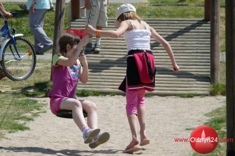 Kończą prace przy placu zabaw