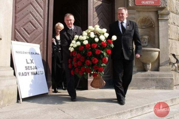 Kosz kwiatów dla ofiar katastrofy
