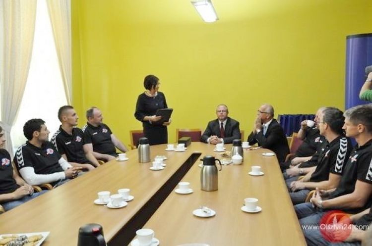 Szczypiorniści odebrali gratulacje od marszałka
