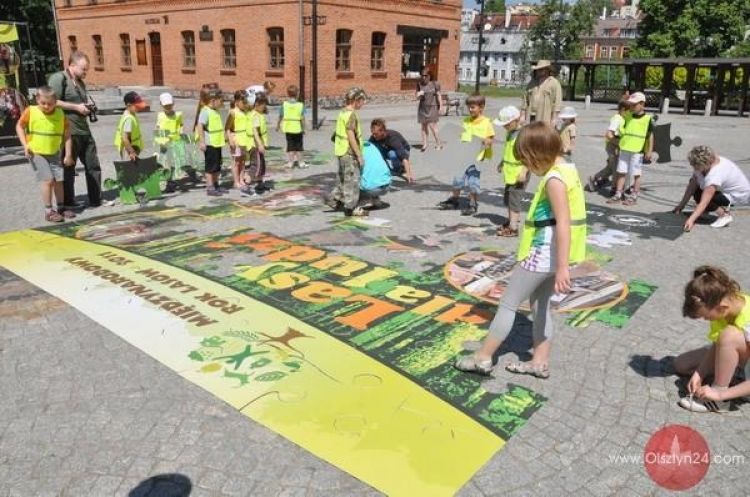 Przedszkolaki i leśne puzzle
