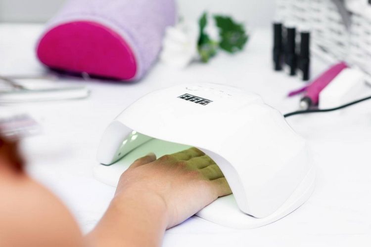 Co powinien zawierać zestaw startowy do paznokci hybrydowych? Sprawdzamy