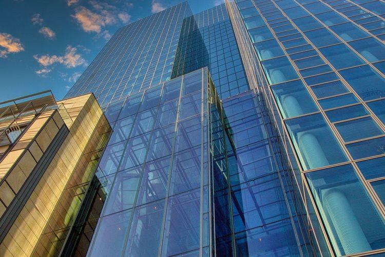 Transport i montaż szkła na budowie dzięki innowacyjnym przyssawkom