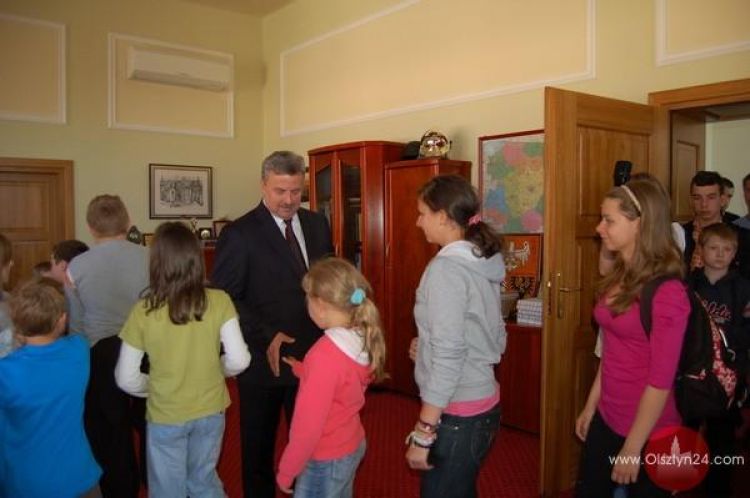 Dzieci powodzian spotkały się z wojewodą