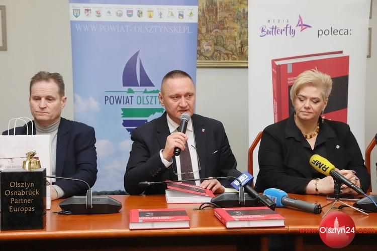 Powiat rozpoczął świętowanie 550. rocznicy urodzin Kopernika prezentacją nowego wydawnictwa, chleba i cukierków