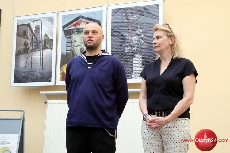 Fotografie zrobione „I tu i tam” w Starym Ratuszu WBP pokazuje Jarek Poliwko