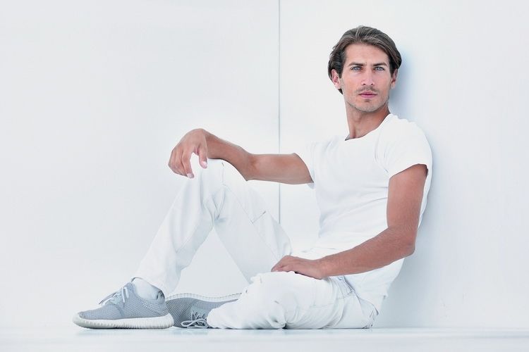 Jakie białe jeansy męskie wybrać jesienią? Przegląd stylowych modeli