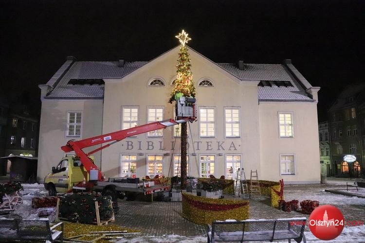 Przygotowania do świąt rozpoczęło ustawienie choinki na Starym Mieście