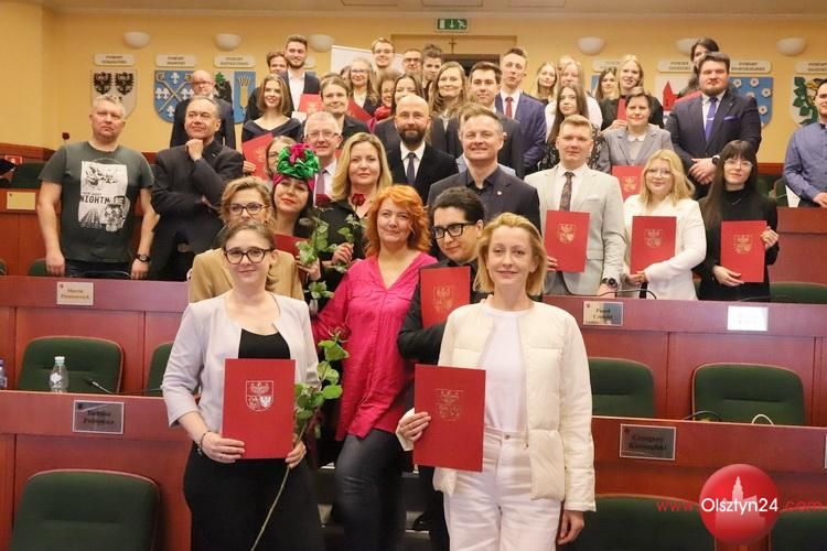 Studenci i artyści odebrali stypendia marszałka województwa 