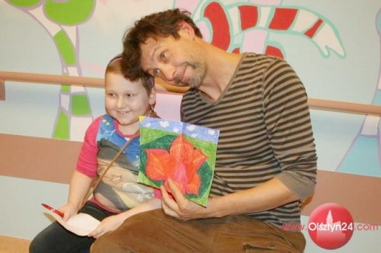 Szymon Majewski odwiedził małych pacjentów