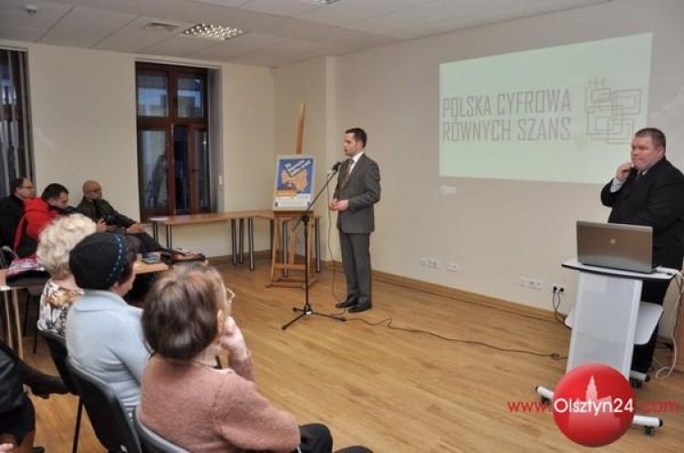 Latarnicy rozpalają cyfrowe światło dla seniorów w Olsztynie