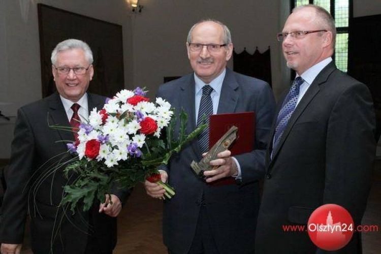 Grad medali na... sesji sejmiku województwa