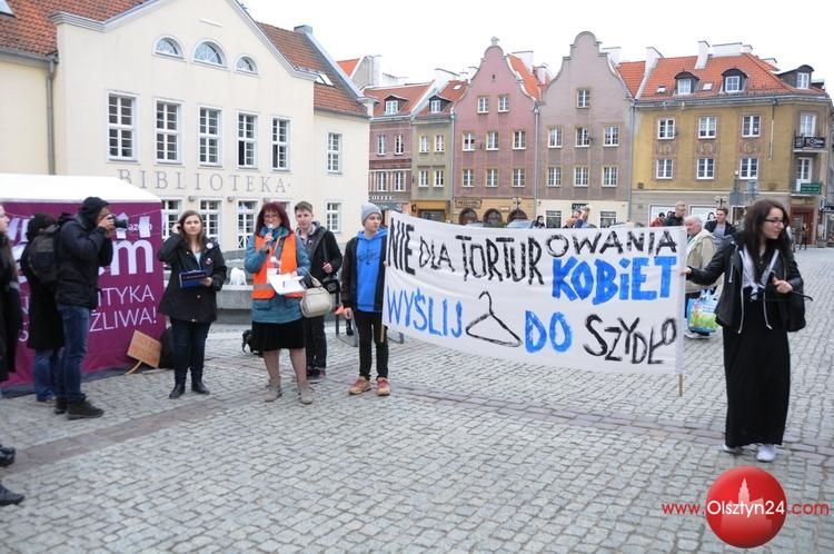 Partia Razem nawoływała olsztynianki do protestowania przeciwko wprowadzeniu całkowitego zakazu aborcji