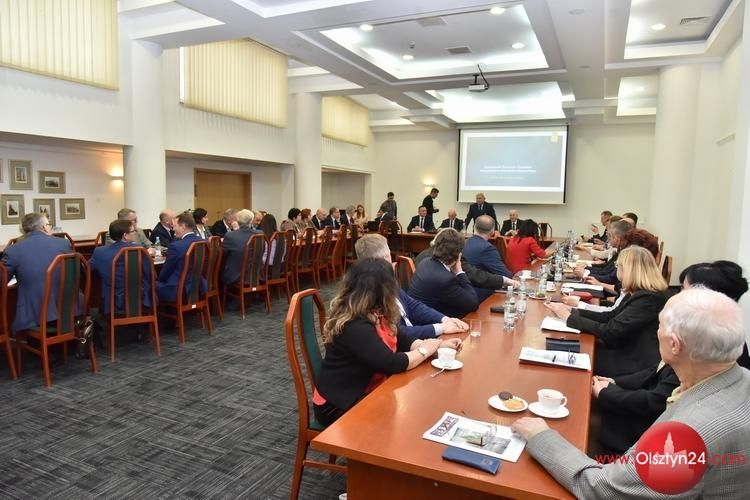 Konwent Powiatów debatował nad możliwościami pomocy powiatowej służbie zdrowia