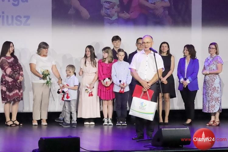 Najlepsi rodzice zastępczy z Warmii i Mazur odebrali statuetki „Diament Dobroci i Serca”