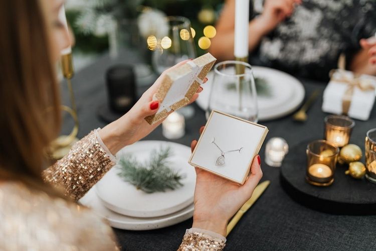 Biżuteria na prezent – kogo warto obdarować?