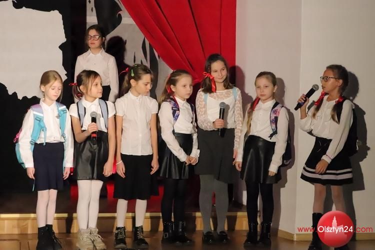 Patriotyczny spektakl wystawiono w Pałacu Młodzieży na listopadowe święto