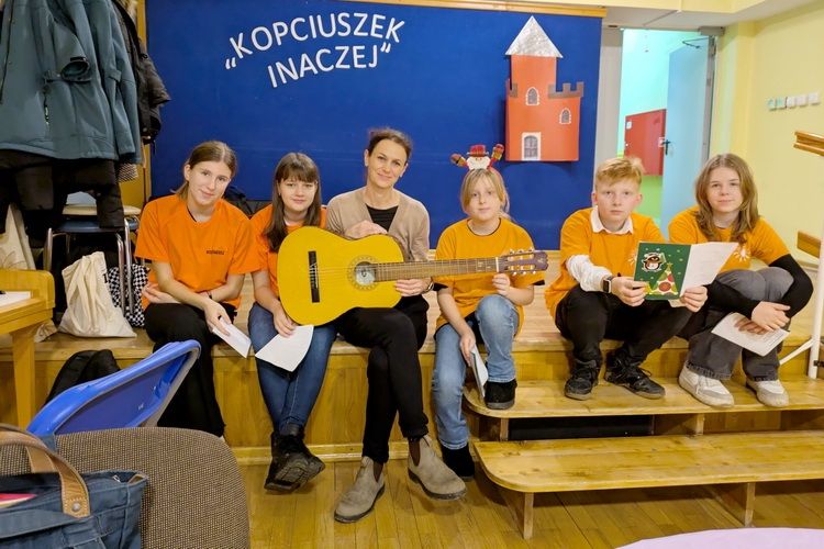 Uczniowie Szkoły Podstawowej nr 13 przekazali seniorom „Świąteczną Iskrę Radości”