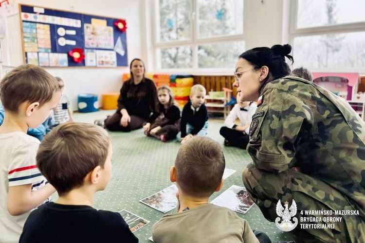 Dzieci uczą się wzywać pomoc z olsztyńskimi terytorialsami