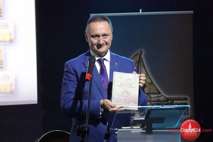 Powiat Olsztyński wzbogacił „Biblioteczkę Świętej Warmii” o kolejną książkę. O warmińskiej kuchni.