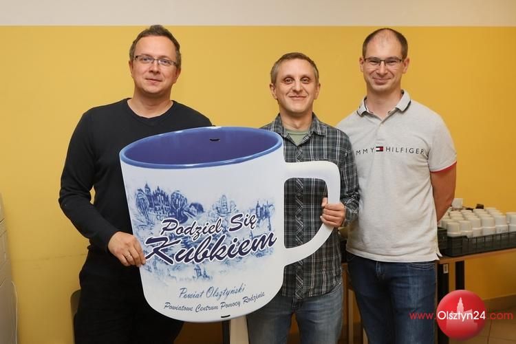 Pracownicy olsztyńskiego starostwa podzielili się kubkami