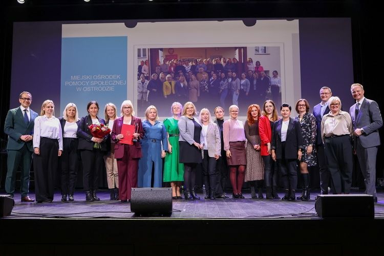 Pracownicy socjalni uhonorowani nagrodami marszałka województwa