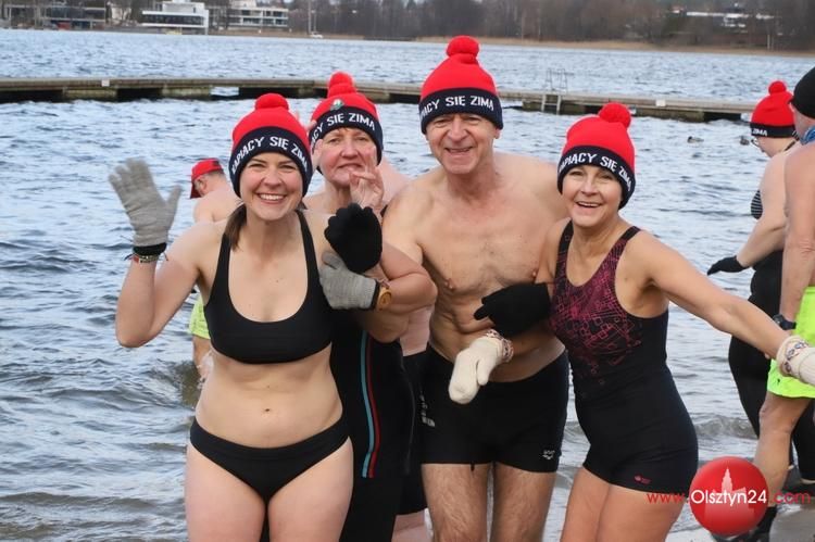 „Kąpiący się zimą” pożegnali rok 2025 kąpielą w lodowatym Ukielu