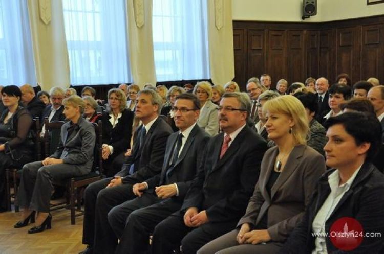Wojewoda odznaczył zasłużonych pracowników Urzędu Miasta