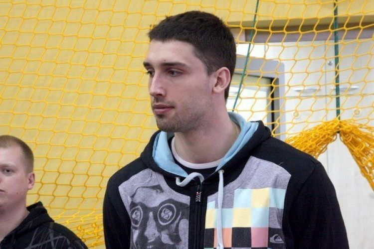 Sportowcy malują bombki i pomagają dzieciom