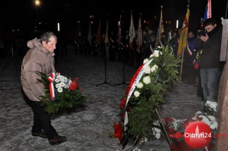 Kwiaty i znicze dla uczczenia ofiar stanu wojennego
