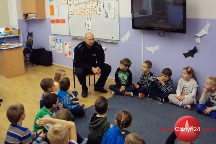 Policjanci z Olsztyna realizują program edukacyjny „Klub Bezpiecznego Puchatka”