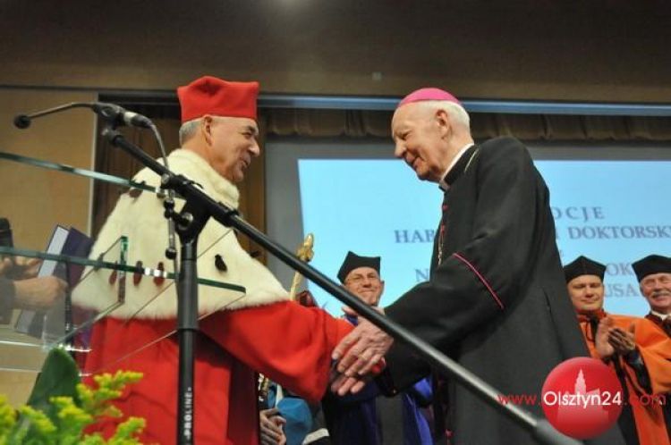 Tytuł doktora honoris causa UWM dla arcybiskupa seniora Edmunda Piszcza