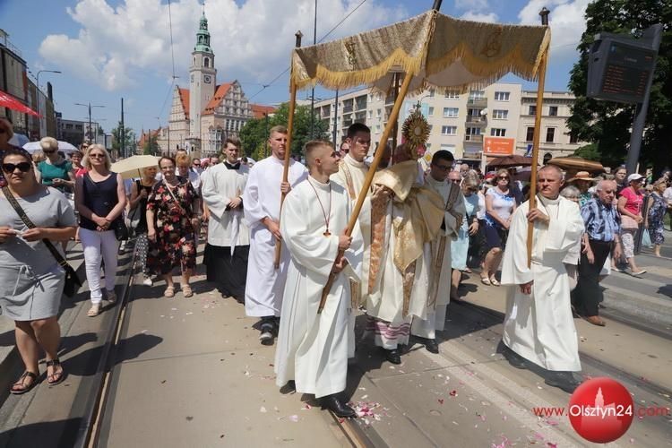 Zmiany w komunikacji miejskiej w czwartek w związku z procesjami