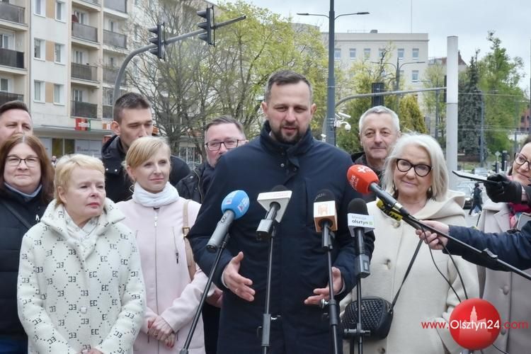 Pierwsza konferencja prasowa prezydenta elekta odbyła się przed ratuszem