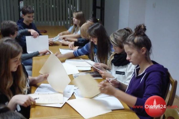 Uczniowie z Gimnazjum nr 13 badali państwowe archiwa